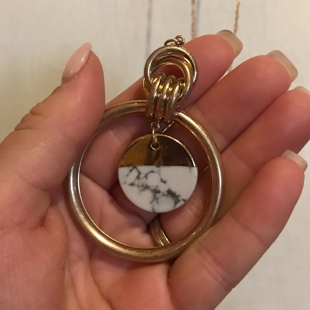 Gold necklace w/ small gold & marble circle